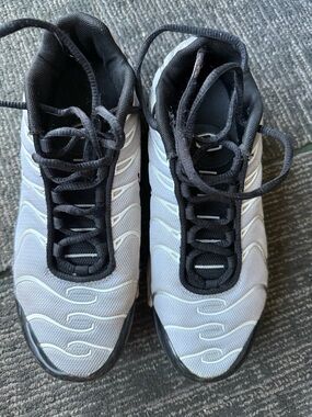 Nike Air Max Plus Black/Metallic Silver Boy youth size 6Y